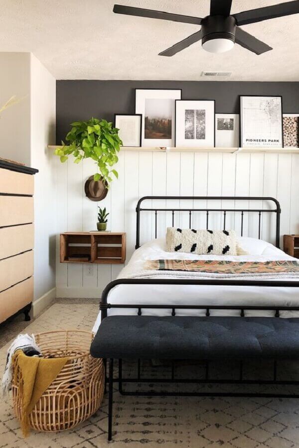 Como decorar um quarto de casal com cama de ferro e caixotes de madeira no lugar do criado mudo Foto Article