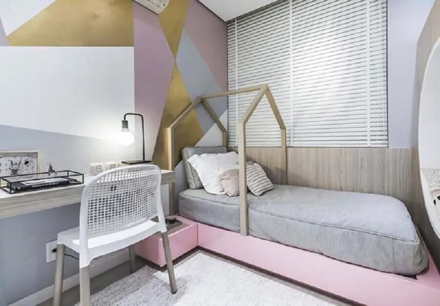 Como decorar um quarto feminino moderno com parede geométrica e cama casinha Foto Pinterest