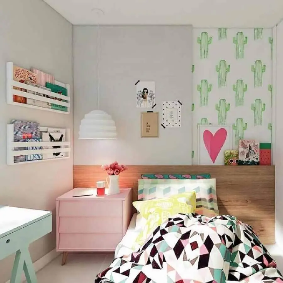 Como decorar um quarto infantil com papel de parede de cactos e móveis coloridos Foto Pinterest