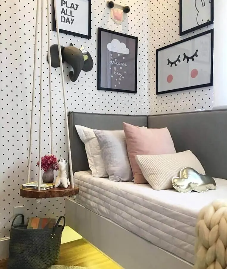 Como decorar um quarto infantil com quadros e papel de parede de poás Foto Pinterest