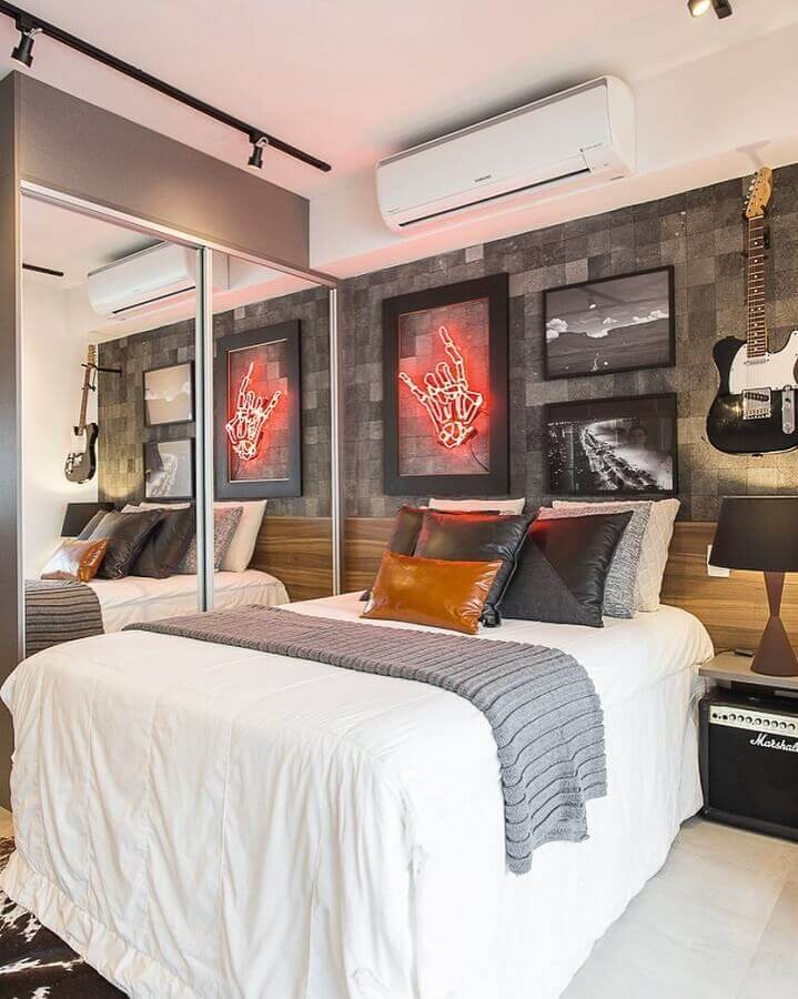 Como decorar um quarto masculino moderno com quadros e guitarra na parede Foto Sesso e Dalanezi Arquitetura