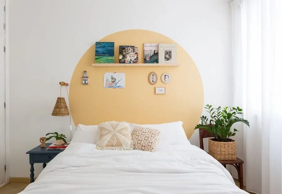 Como decorar um quarto simples branco com pintura amarela na parede e luminária rústica Foto Histórias de Casa