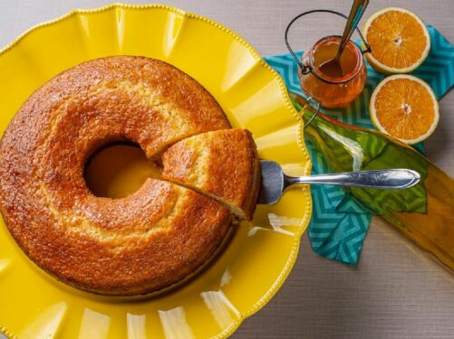 Como fazer bolo de laranja com calda Foto Istock