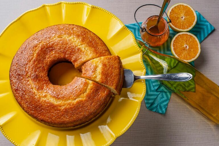 Como fazer bolo de laranja com calda Foto Istock