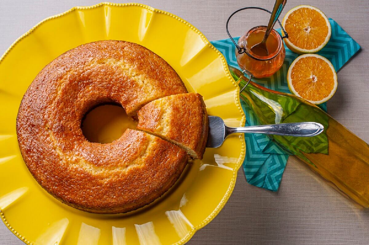 Como fazer bolo de laranja com calda Foto Istock