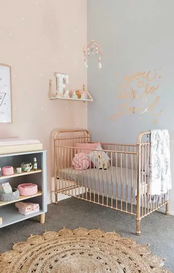 Cor de rosa para decoração de quarto para bebê feminino com berço de ferro Foto Pinterest