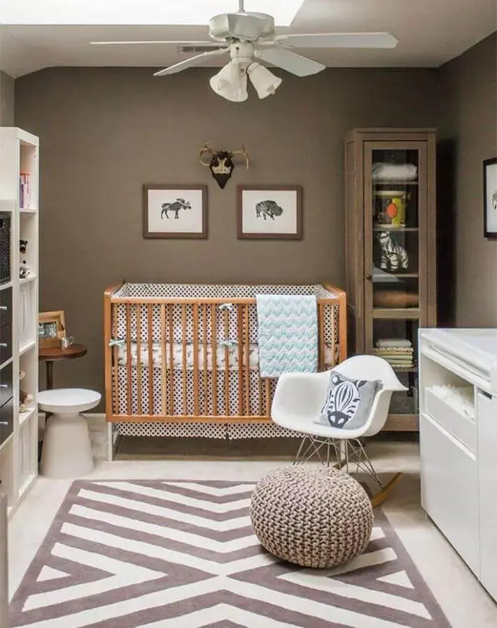 Cor marrom para decoração de quarto para bebê com tapete geométrico Foto Casa de Valentina
