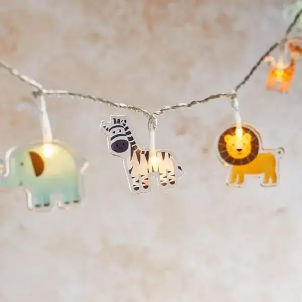 Cordão de luz com temática para quarto de bebê safari. Fonte: Pinterest