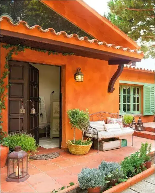 Cores alegres e vibrantes como o laranja são perfeitas para a fachada de casa