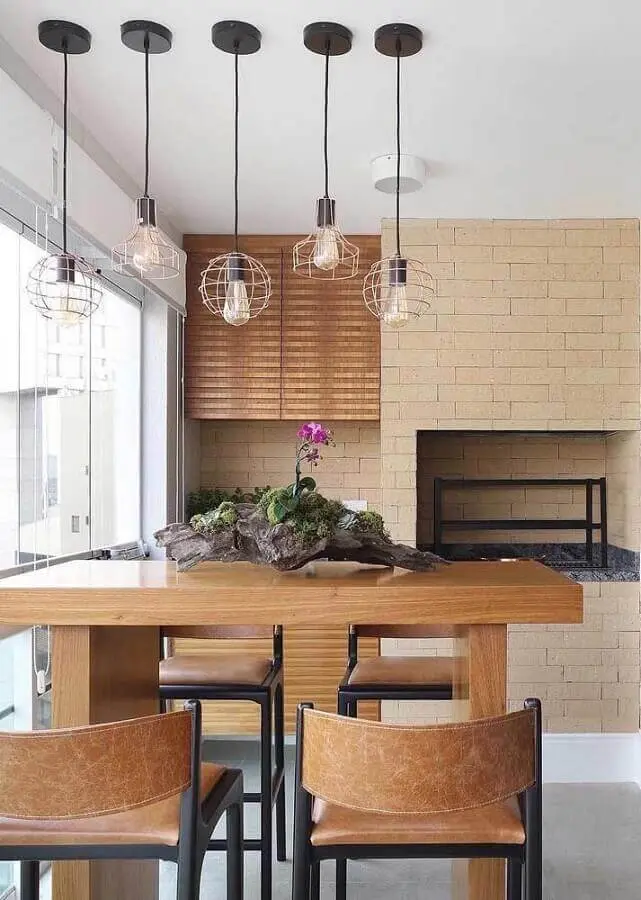 Cores claras para decoração de varanda gourmet para apartamento pequeno com luminária rose gold Foto Pinterest