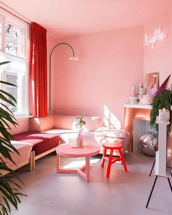 Cores de tinta para sala com parede rosa claro e sofá da mesa cor