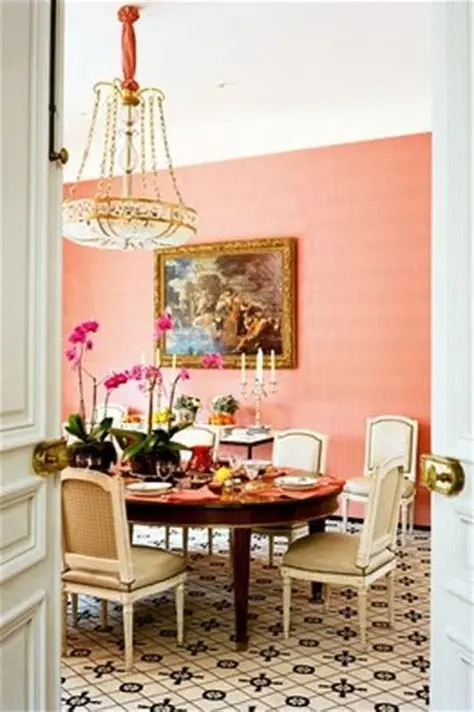 Cores de tinta para sala em pêssego com móveis provençais na decoração da sala de jantar