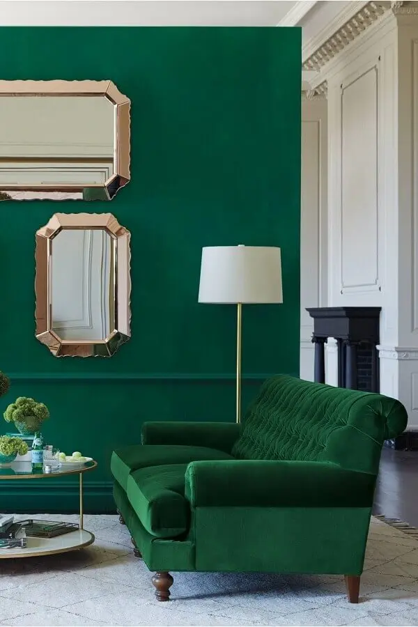 Cores de tinta para sala verde esmeralda com sofá da mesma cor e espelhos