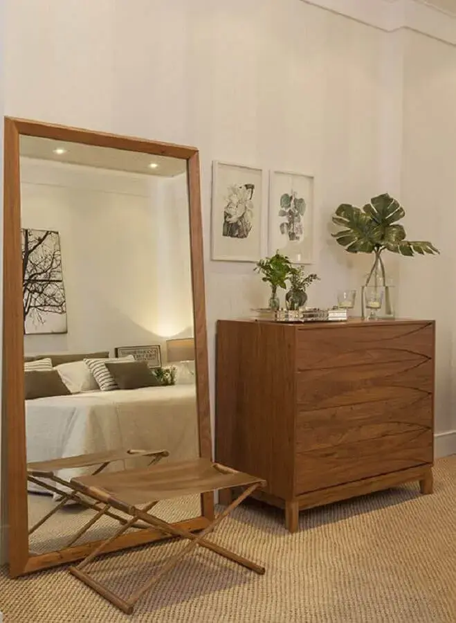 Cores neutras para quarto de casal decorado com cômoda de madeira e espelho de chão Foto Quartos Etc.