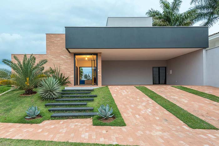 Cores para fachada de casa moderna com parede de tijolinho rustico