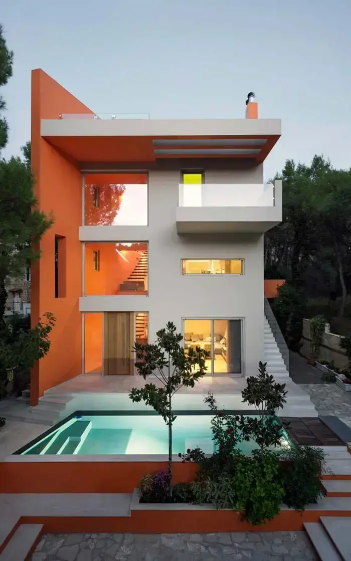 Cores para fachadas de casas laranja e cinza com piscina na decoração