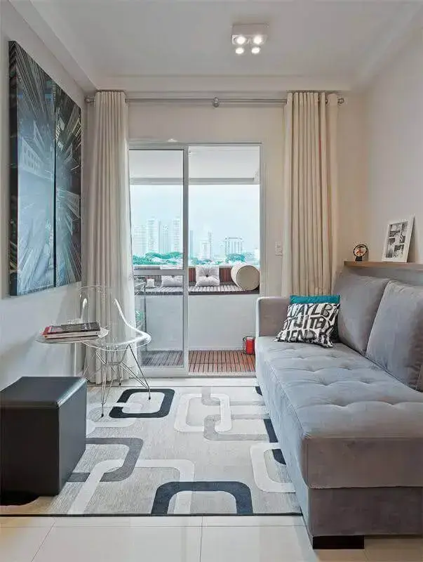 Cores para sala de estar pequena decorada com sofá cinza e quadro grande Foto Carlos Piratininga