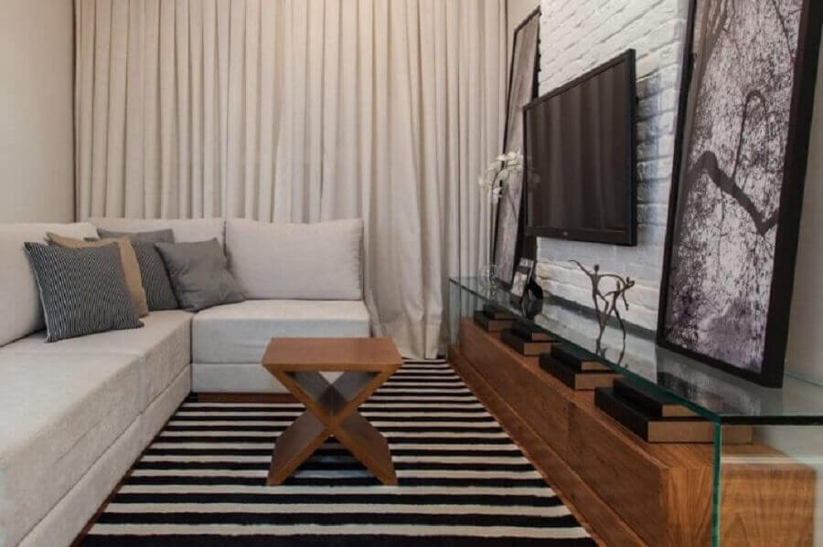 Cores para sala de estar pequena decorada com tapete listrado e rack de madeira e vidro Foto Sesso & Dalanezi Arquitetura