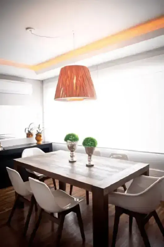 Cores para sala de jantar pequena e simples decorada com luminária pendente redondo Foto Joana & Manoela Arquitetura