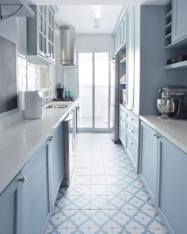 Cozinha azul clara com bancada de quartzo branco