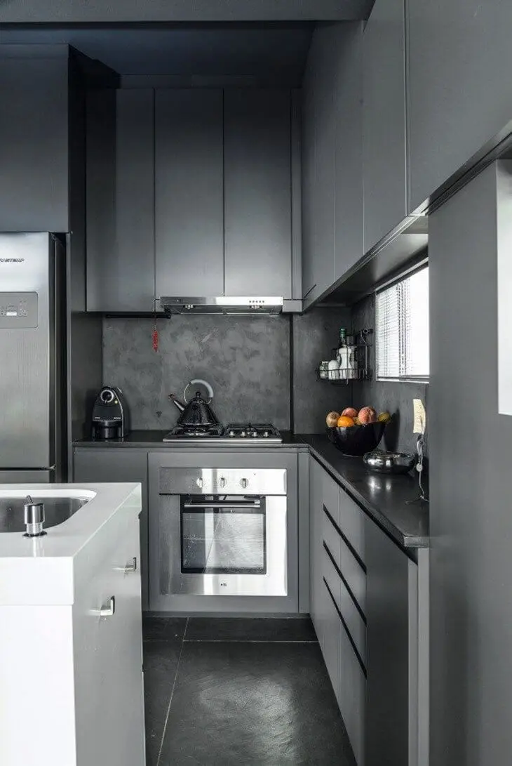 Cozinha cinza com piso de ardósia preta