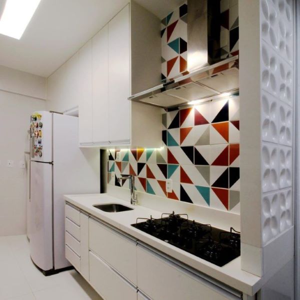 Cozinha com bancada de quartzo branco e parede colorido