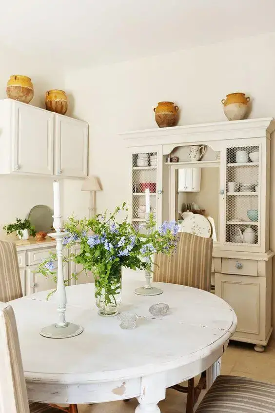 Cozinha com mesa de jantar branca provençal redonda e pequena