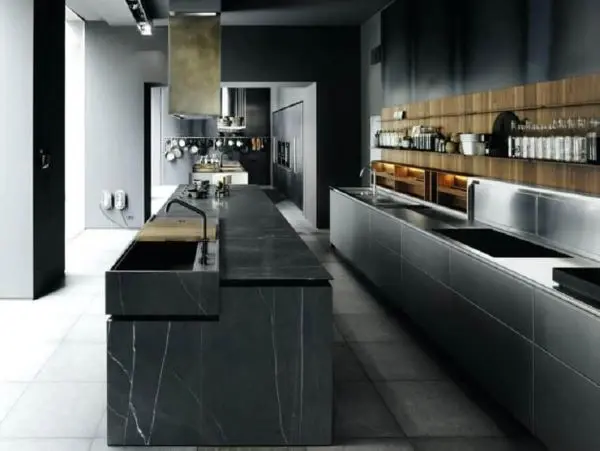 Cozinha moderna com ilha de mármore preto