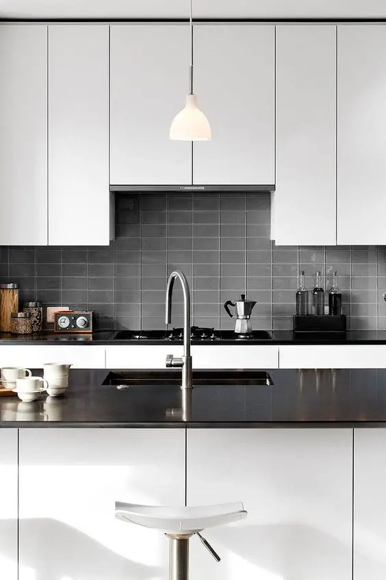 Cozinha com mármore preto absoluto e armários brancos