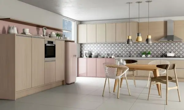 Cozinha com móveis vintage de madeira e cor de rosa
