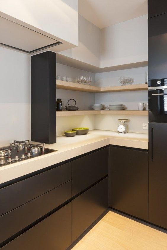 Cozinha moderna com bancada de quartzo branco e armários pretos