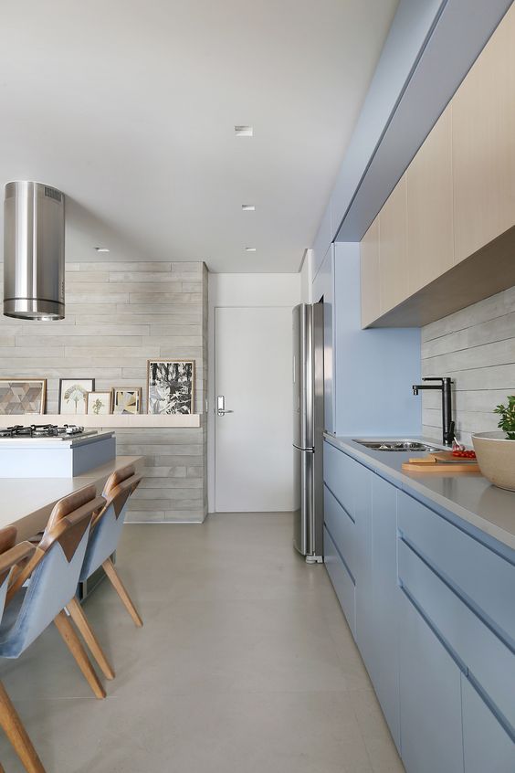 Cozinha moderna com piso de porcelanato cinza e armario azul claro