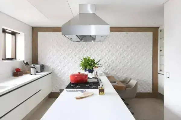 Cozinha moderna com porcelanato cinza e bancada branca para refeições rápidas
