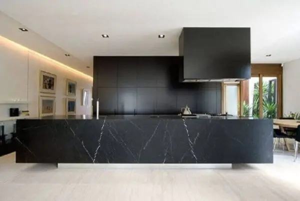 Cozinha moderna com bancada de mármore preto e armários pretos