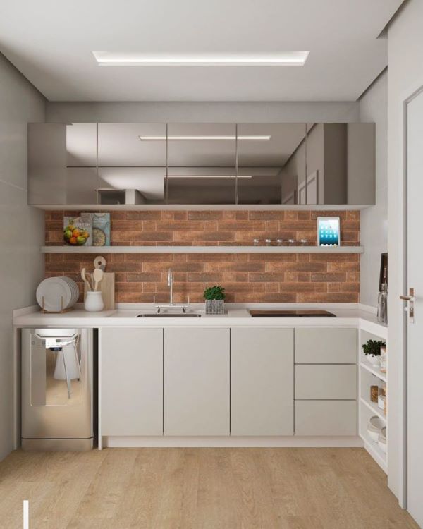 Cozinha pequena com bancada de quartzo branco e armários cinza espelhado
