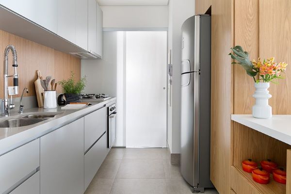 Cozinha pequena e planejada com bancada de quartzo cinza e armários da mesma cor