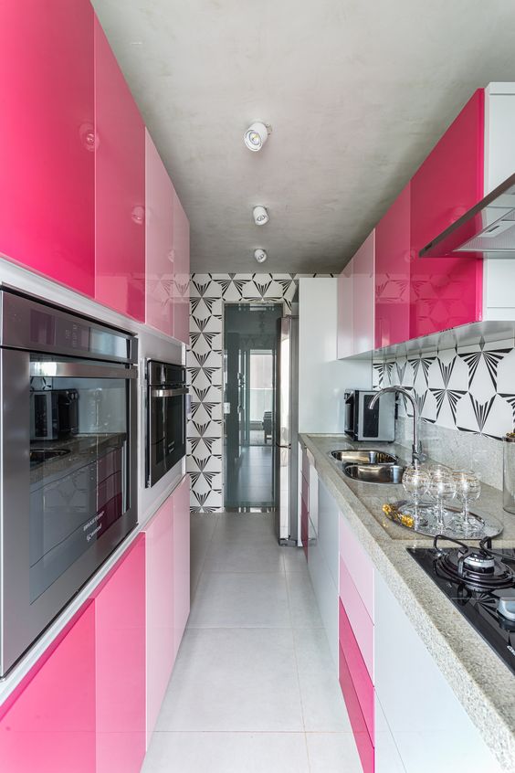 Cozinha rosa com azulejo retro preto e branco