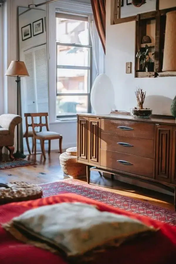 Cômoda antiga de madeira para decoração de quarto com abajur de chão  Foto Pexels