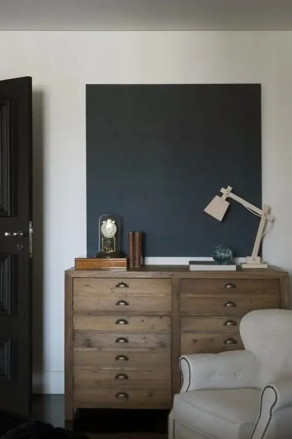 Cômoda antiga de madeira para decoração de quarto com poltrona cinza clara Foto Maurício Karam