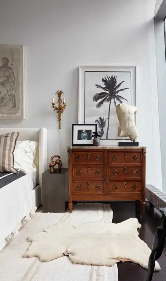 Cômoda antiga de madeira para decoração de quarto de casal com cabeceira estofada Foto UniBrokers Imóveis