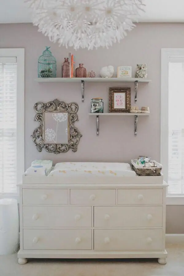Cômoda branca baixa com trocador para decoração de quarto de bebê em cores claras Foto Pinterest