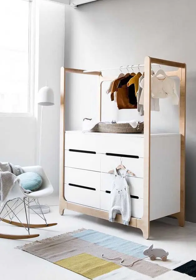 Cômoda branca com cabideiro para decoração de quarto de bebê Foto Pinterest