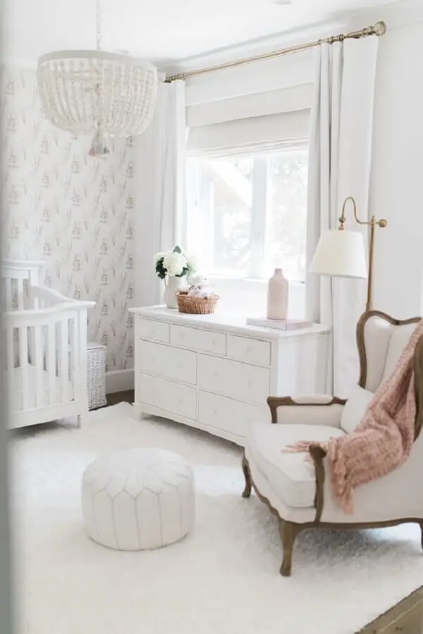 Cômoda branca para quarto de bebê decorado com poltrona provençal e lustre redondo Foto Ali Manno