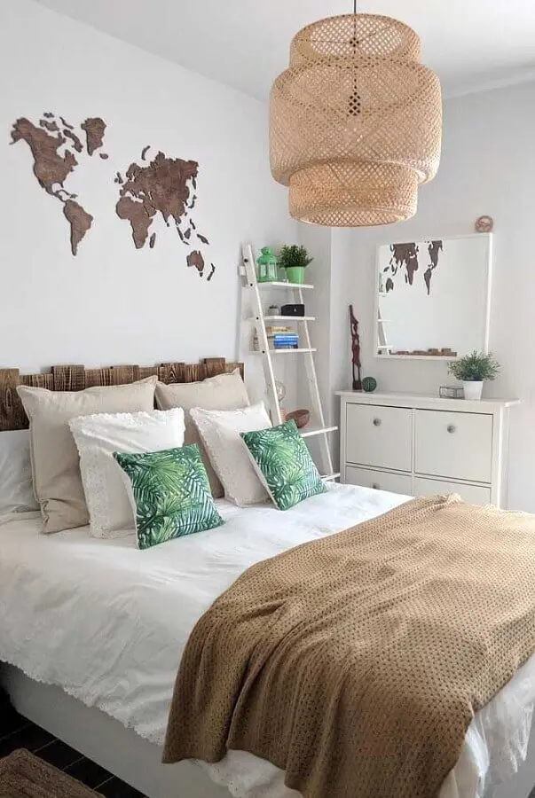 Cômoda branca para quarto de casal decorado com lustre rústico e cabeceira de madeira Foto Pinterest