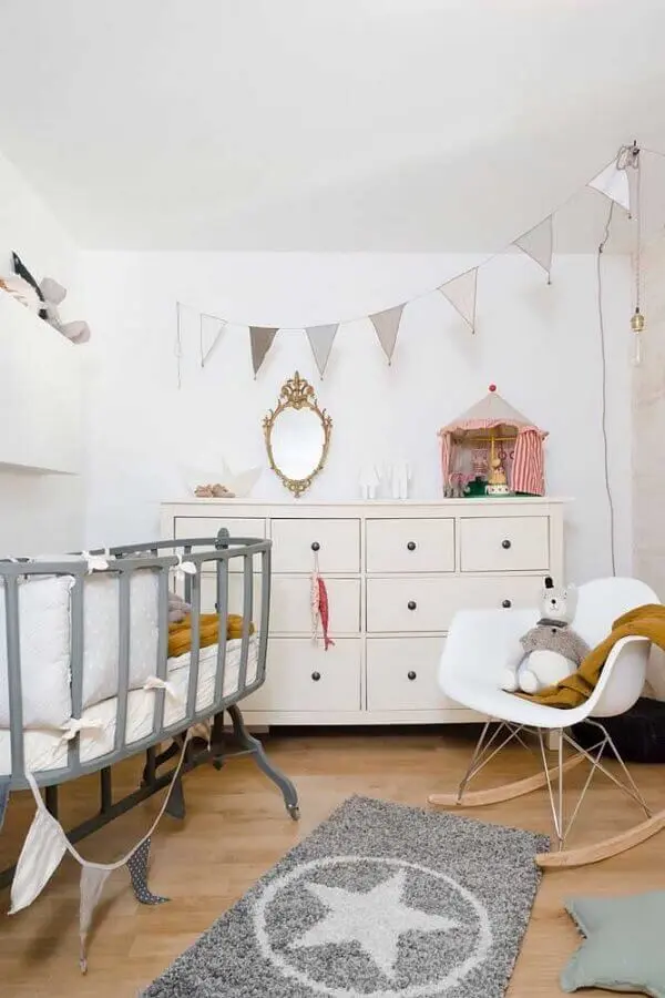 Cômoda de bebê branca para decoração de quarto simples com varal de bandeirinhas Foto Jeito de Casa