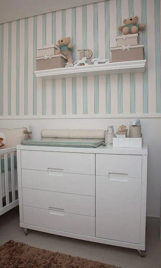 Cômoda de bebê branca para quarto decorado com papel de parede listrado Foto Pinterest