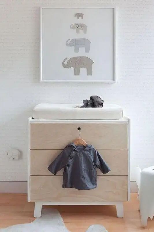 Cômoda de bebê madeira para quarto clean decorado com papel de parede delicado  Foto Deavita