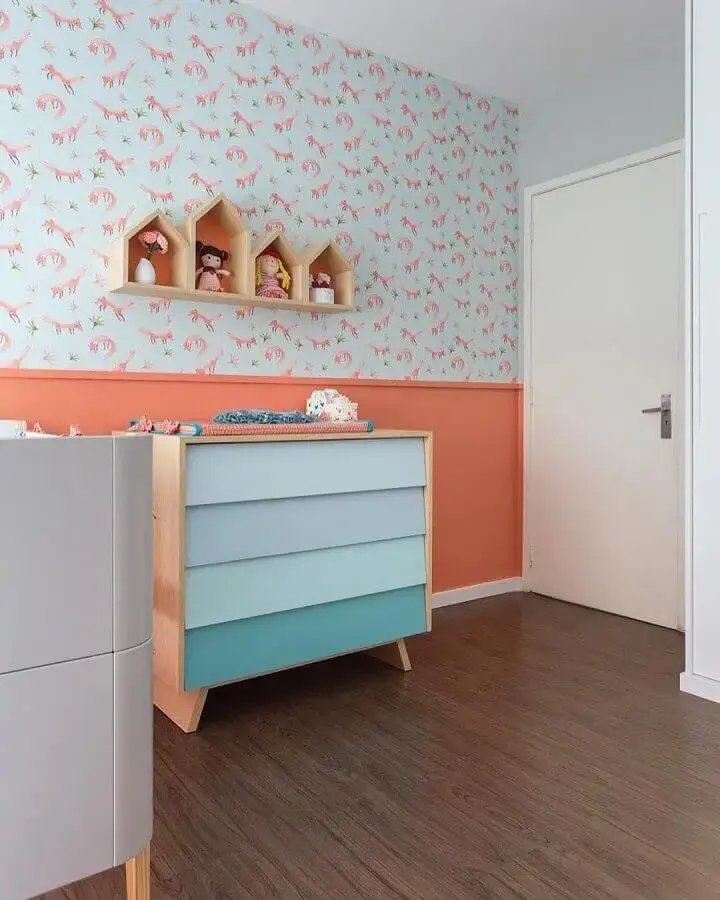 Cômoda de madeira com gavetas azuis para decoração de quarto de bebê com papel de parede infantil Foto Projeto Bem Bolado
