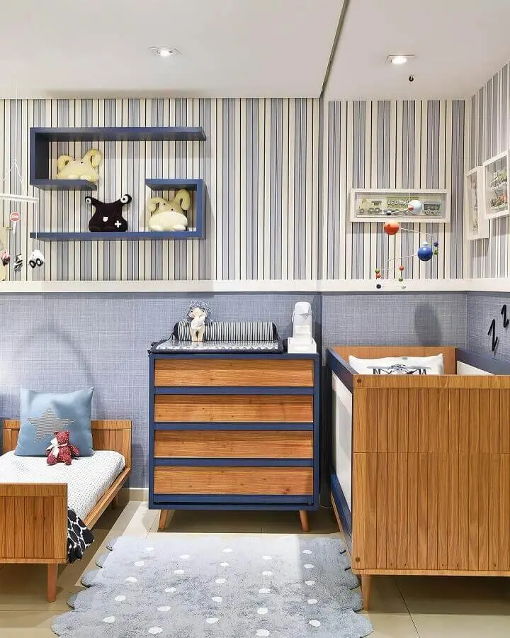 Cômoda de madeira para quarto de bebê azul e branco decorado com papel de parede listrado  Foto Berta Gonçalves
