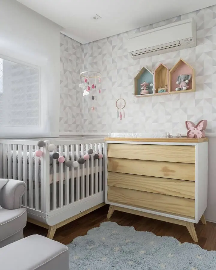 Cômoda de madeira para quarto de bebê cinza claro decorado com papel de parede geométrico Foto UEBAA Design